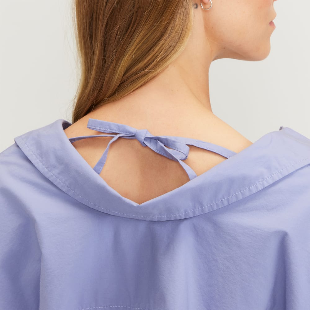The Poplin Tie Back Shirt in Cornflower Blue — detail view