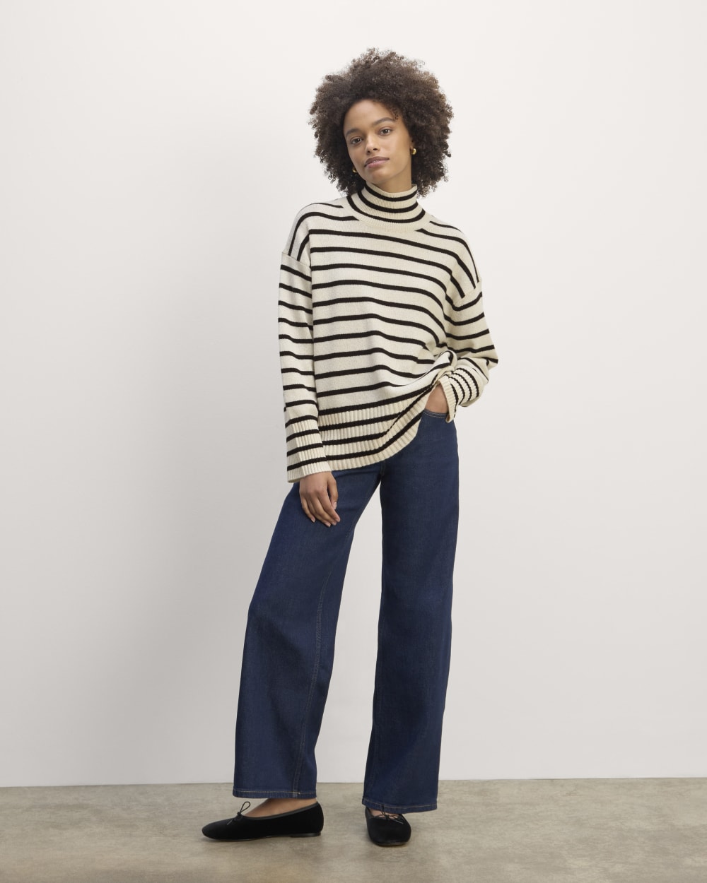 The Boxy Turtleneck in Cashmere in Bone / Black — detail view