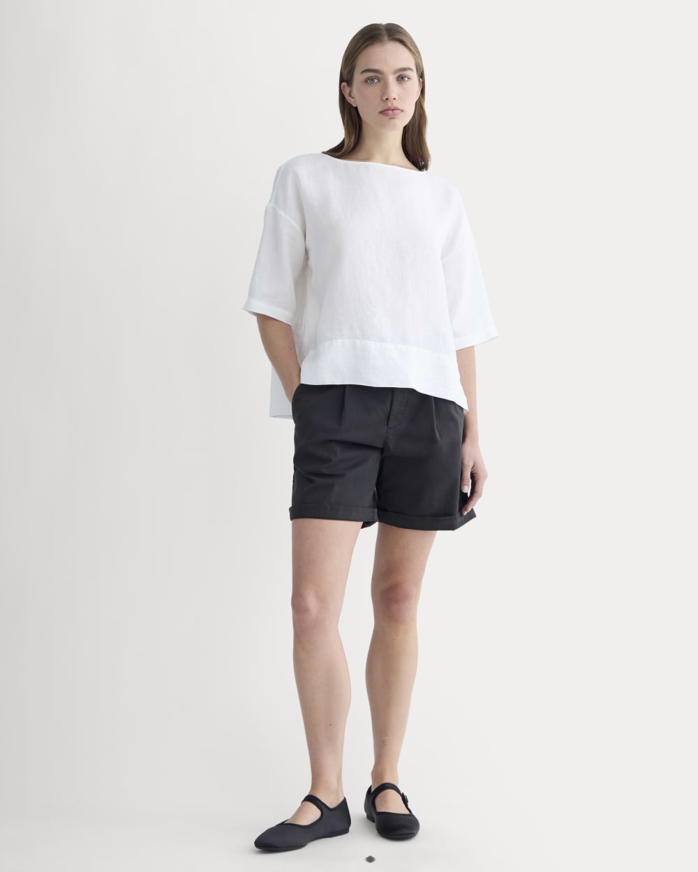 The Boatneck Top in Linen in White — detail view