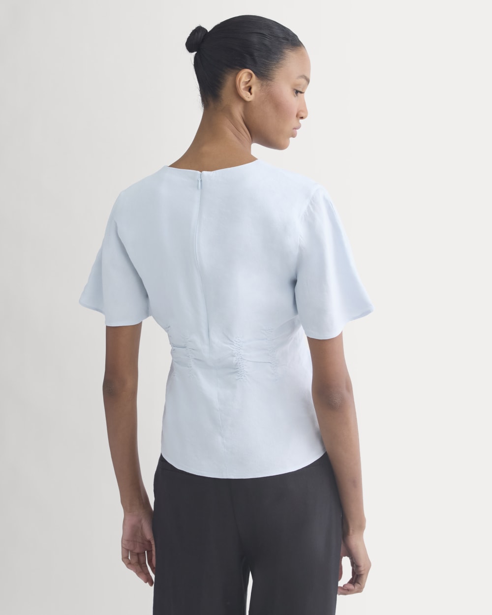 Cinched Top in Stretch Linen in Skywriting — detail view
