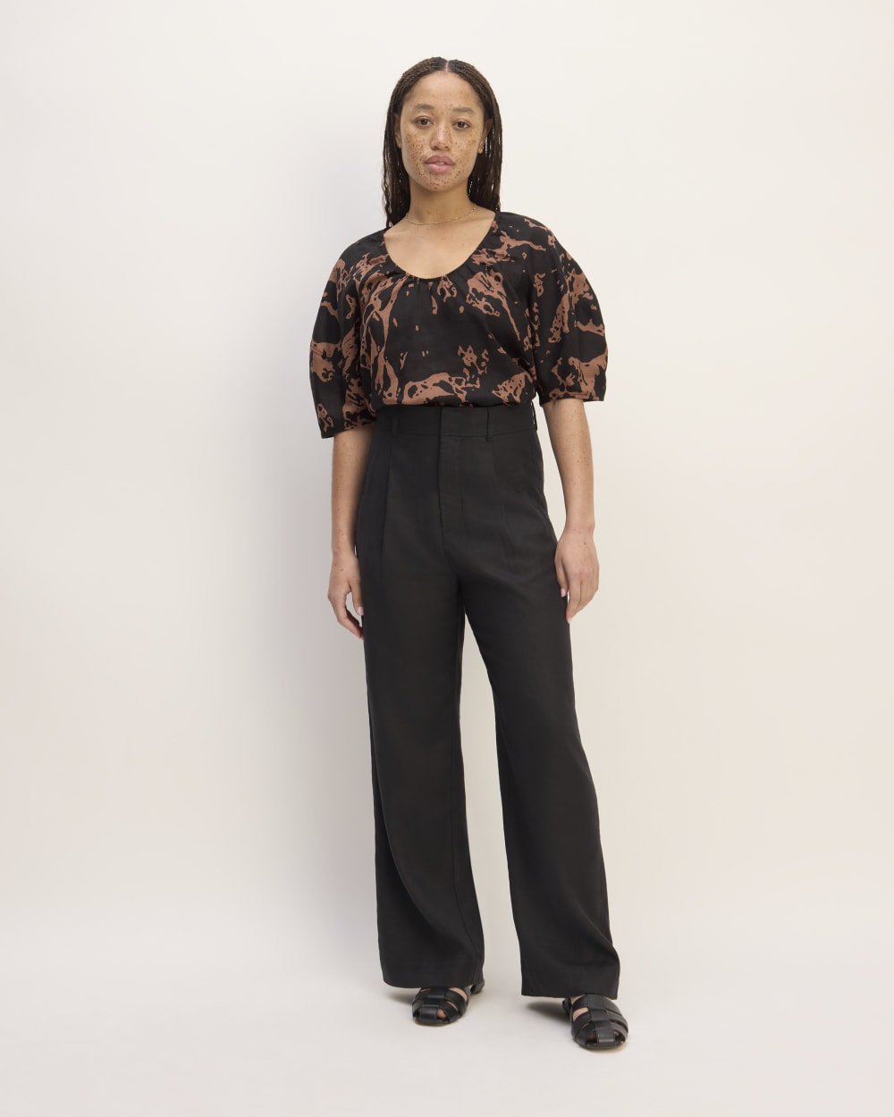 The Scoop Top in Linen in Carob Brown Abstract — detail view