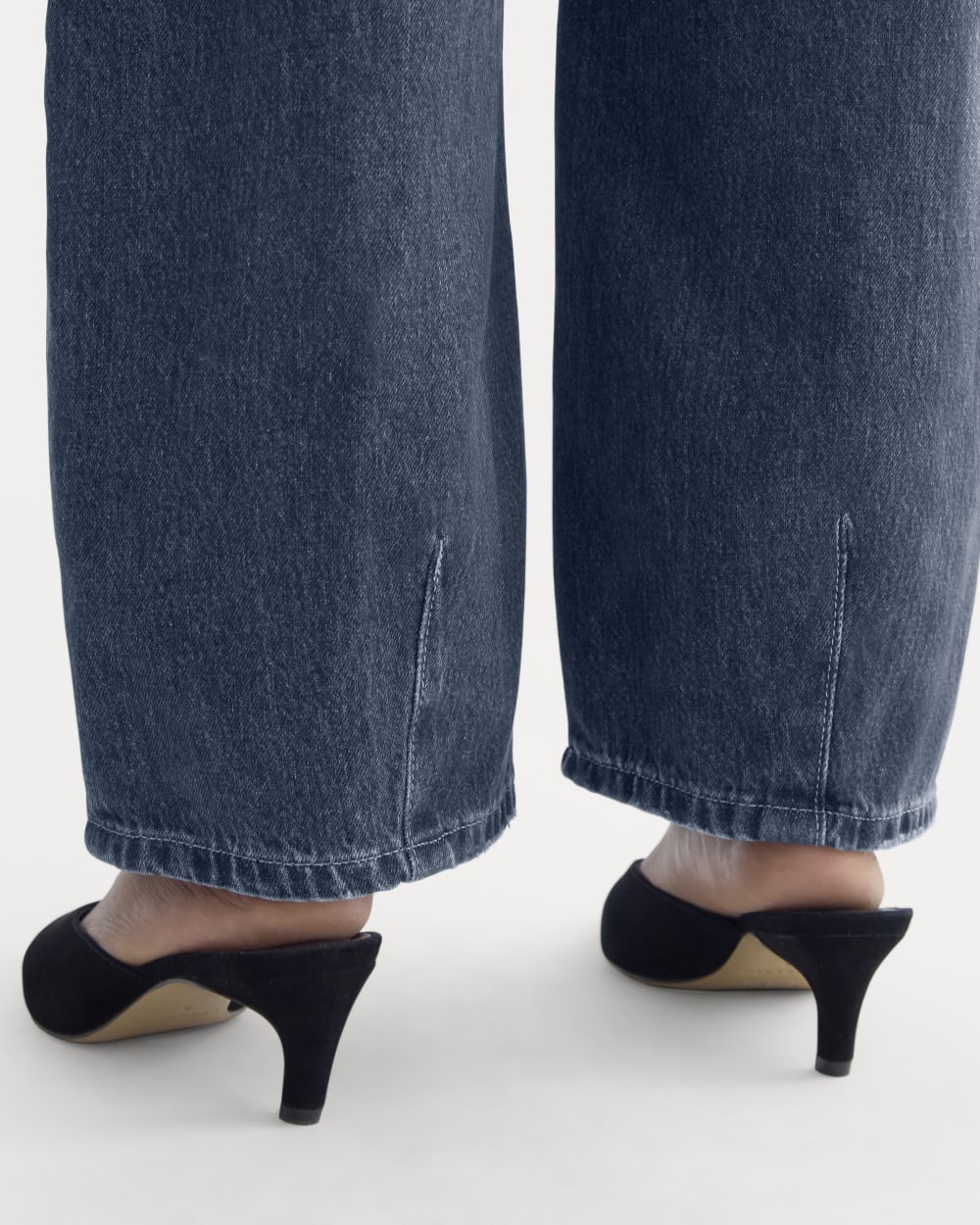 Loose Curve Jean in Tungsten Dark — detail view