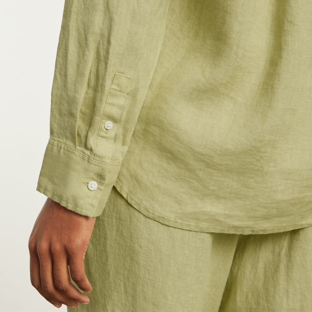 The Must-Have Shirt in Linen in Leek — detail view