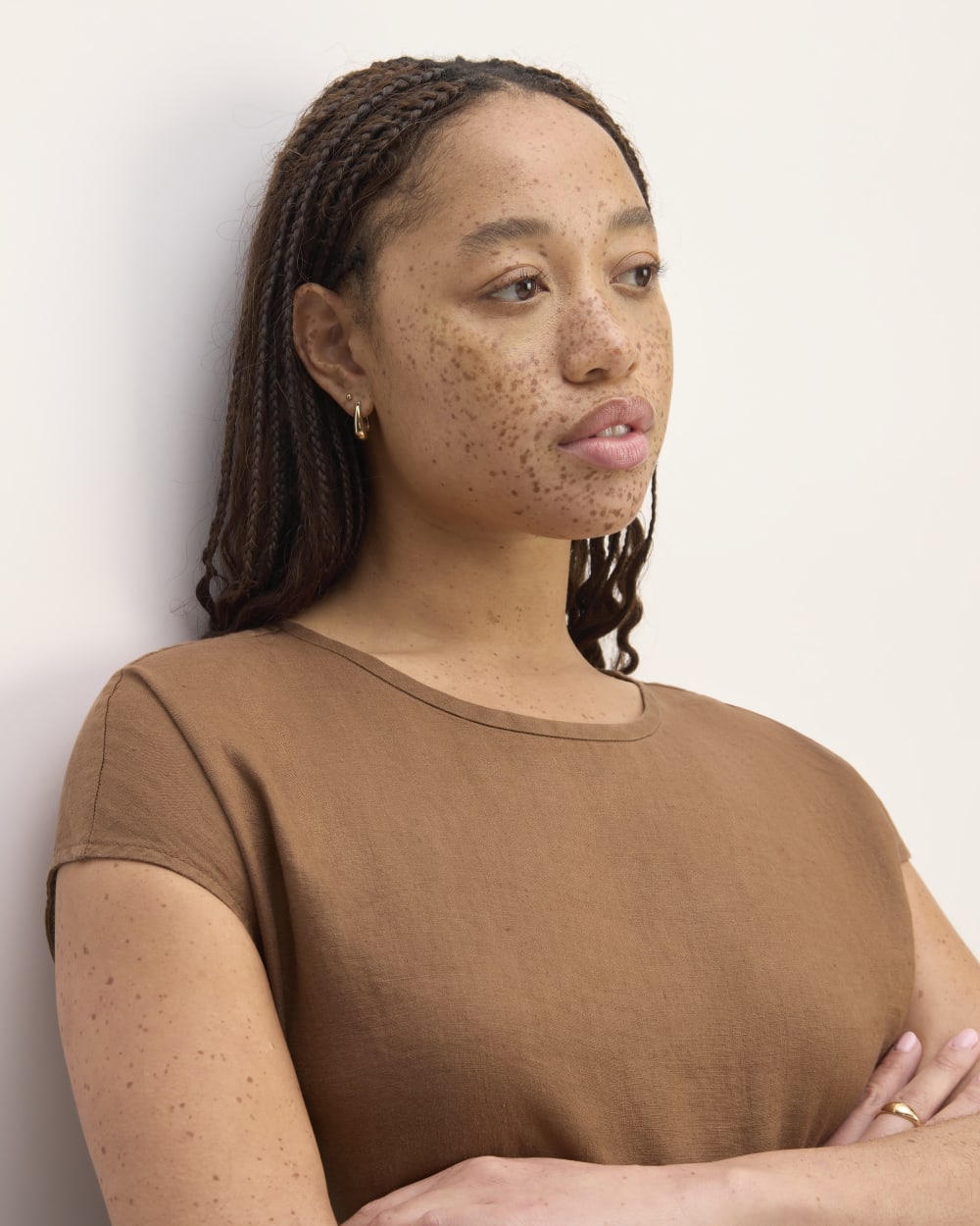 The Muscle Top in Linen in Carob Brown — detail view