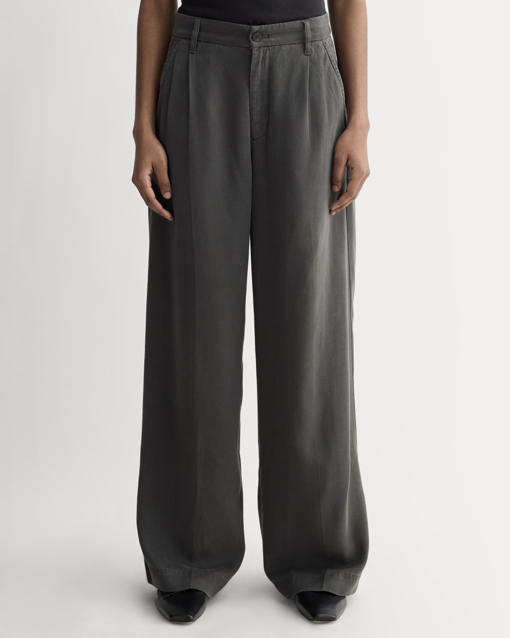 The Trouser in Buttersoft in Graphite — detail view