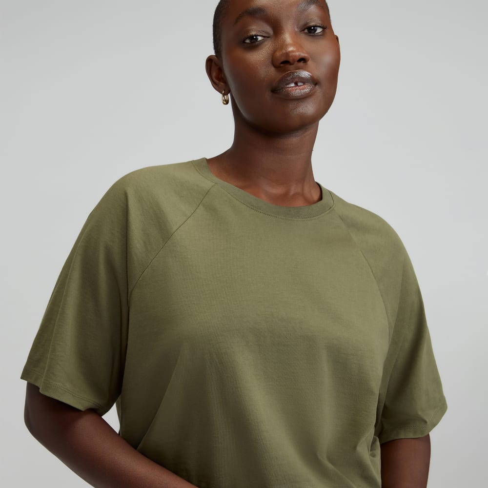 The Organic Cotton Raglan Tee in Kalamata — detail view