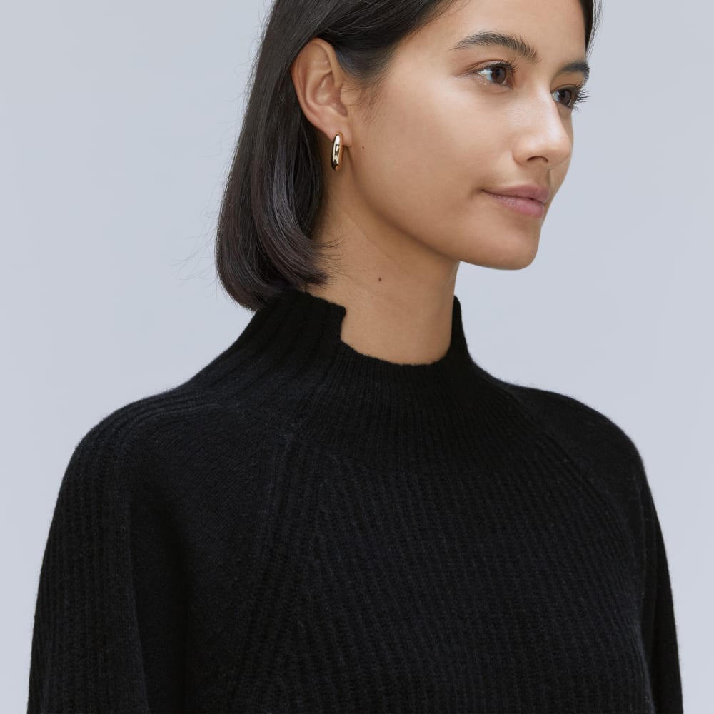 The Cashmere Ribbed Turtleneck in Black — detail view