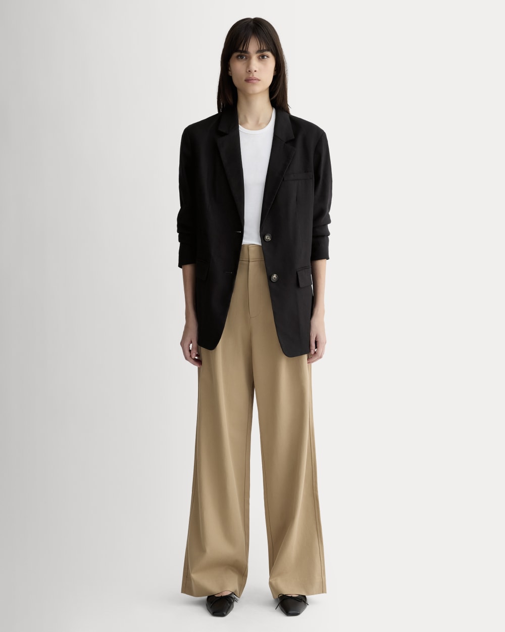 The Oversized Blazer in Stretch Linen in Black — detail view