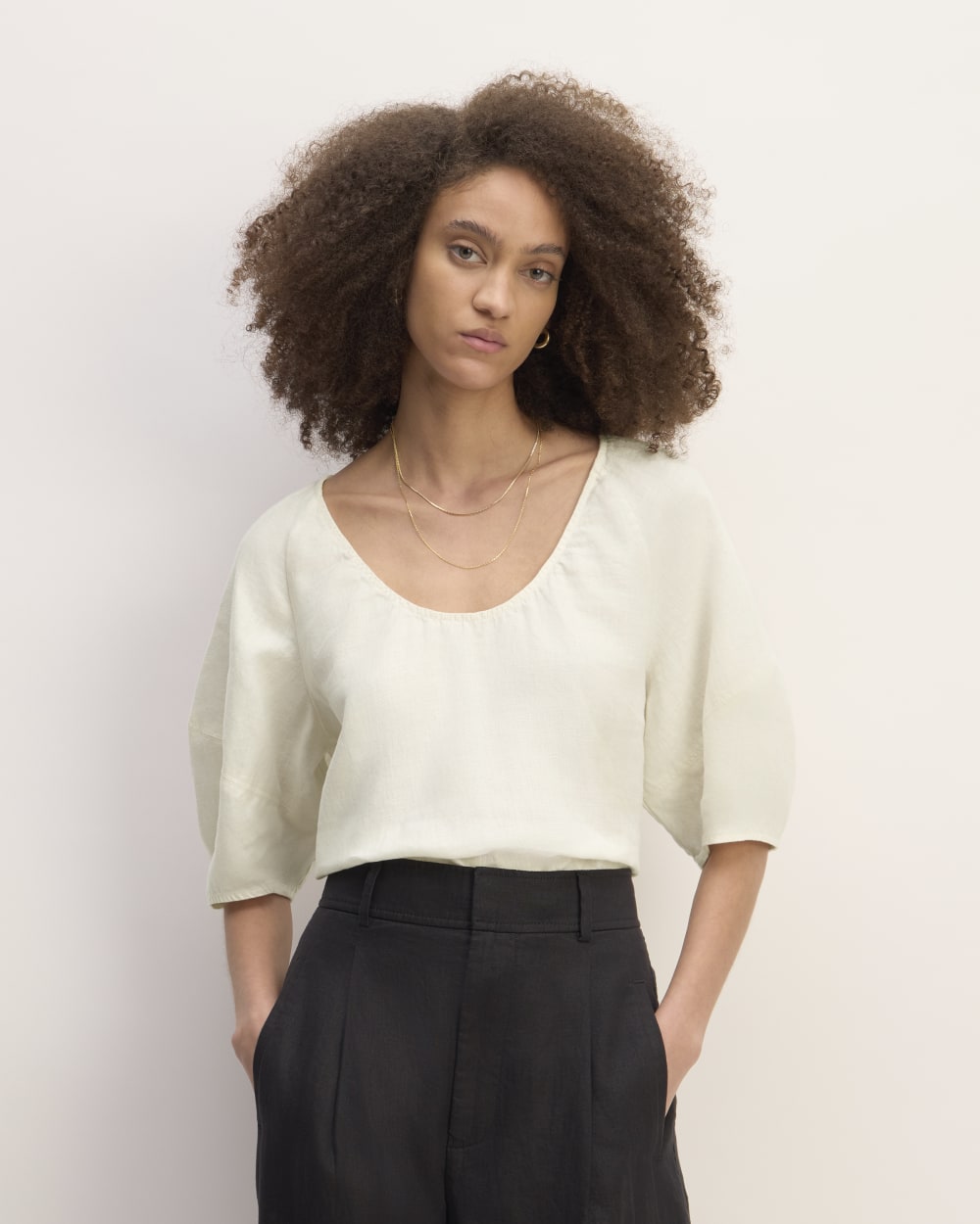 The Scoop Top in Linen in Bone — front view