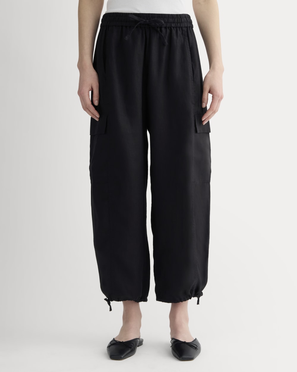 The Cargo Curve Pant in Linen in Black — detail view