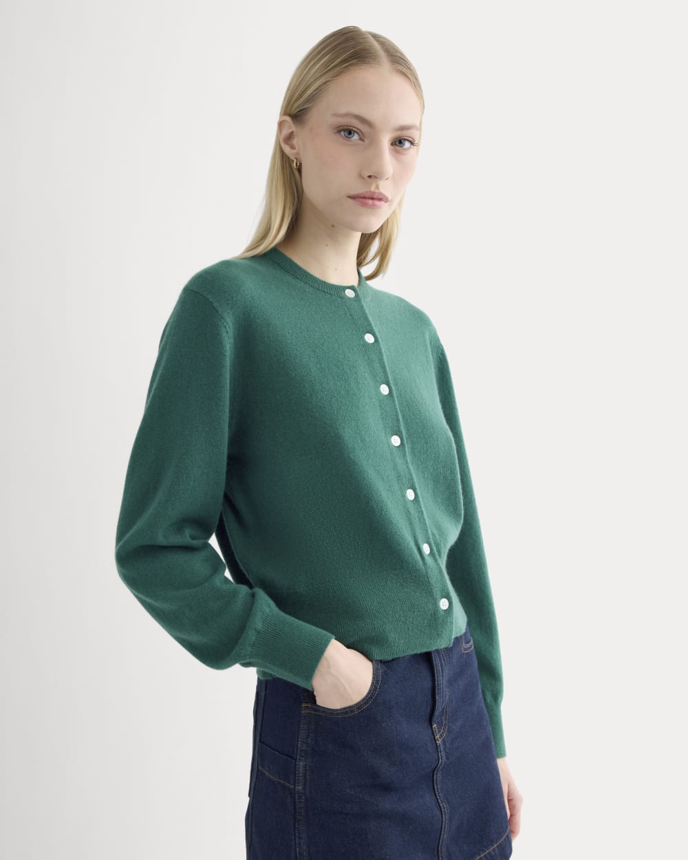 Cashmere Cropped Cardigan in Hunter Green — detail view