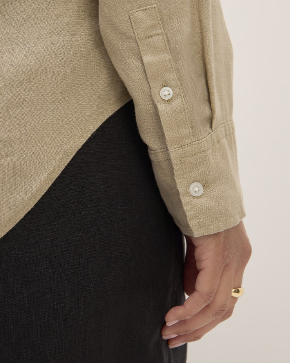 The Must-Have Shirt in Linen in Trench Coat Khaki — detail view