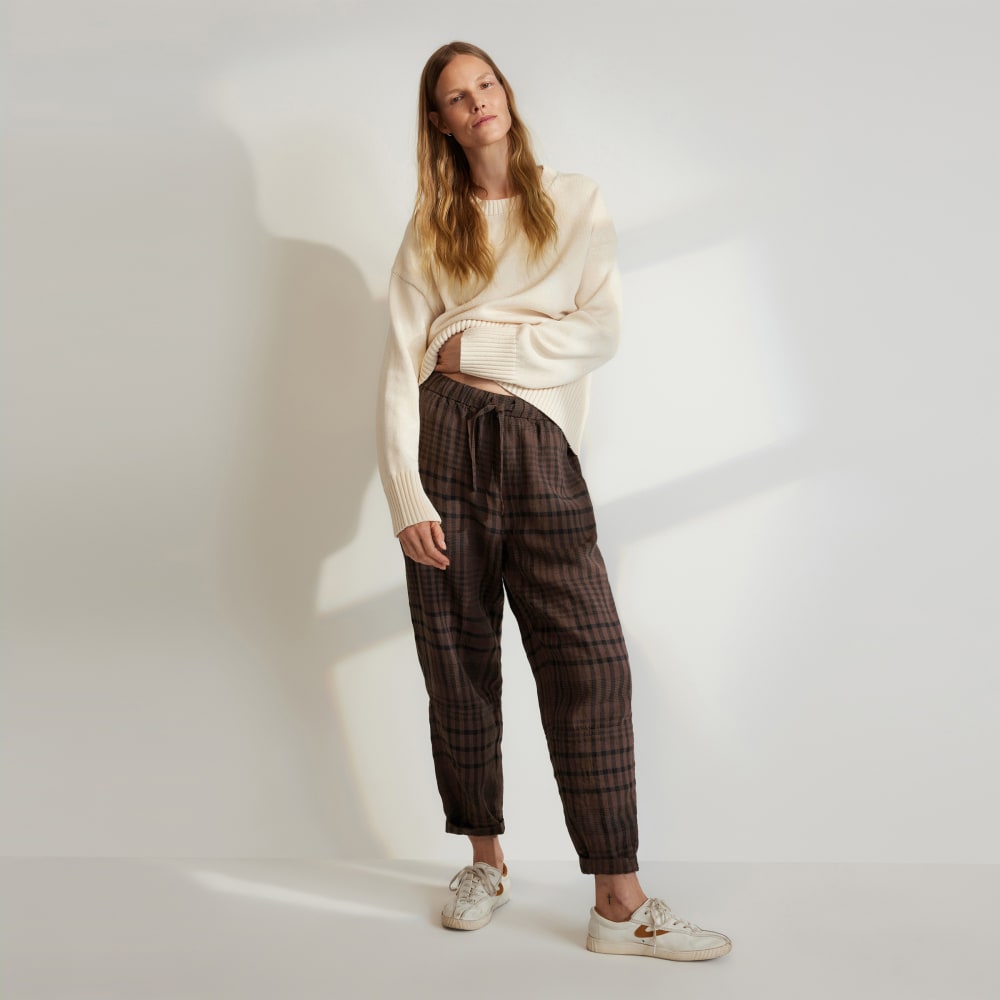 The Linen Pull-On Barrel Pant in Chocolate Brown / Black — detail view