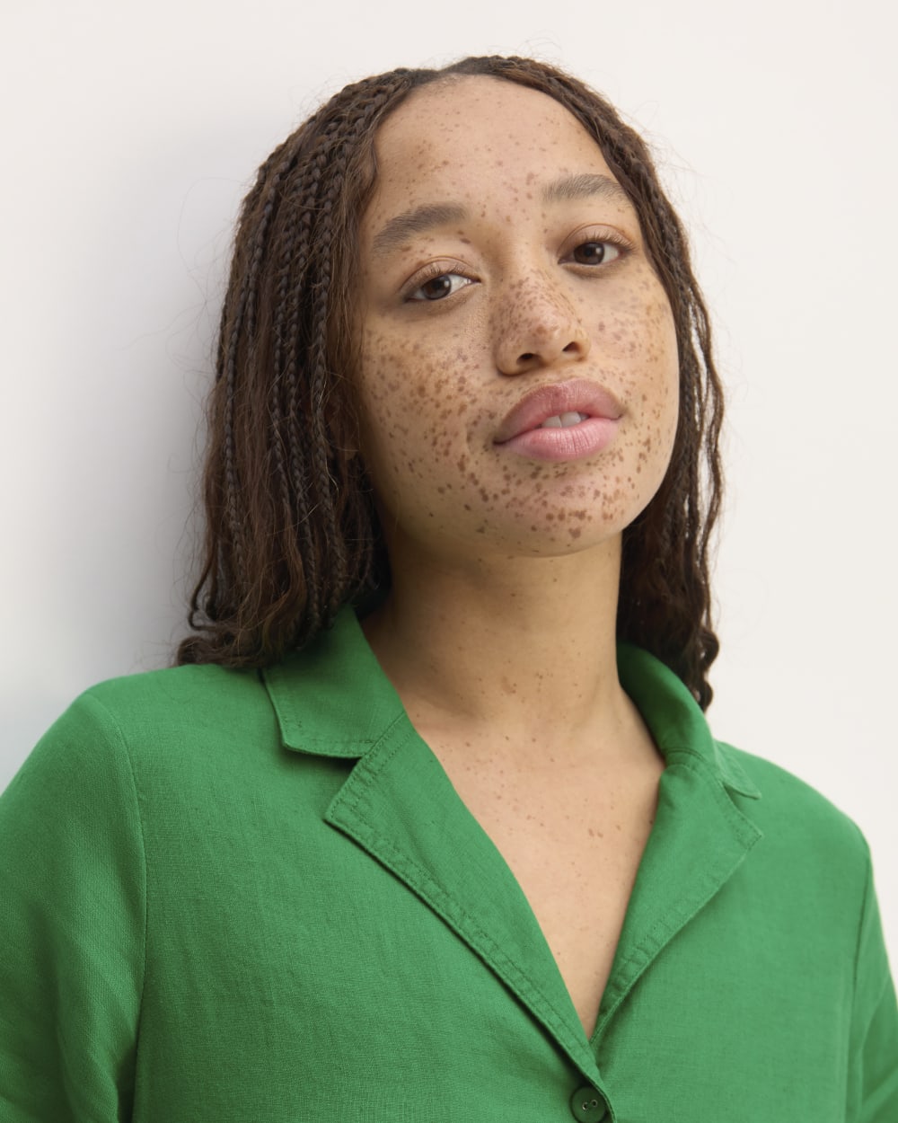 The Shirtdress in Linen in Grass Green — detail view