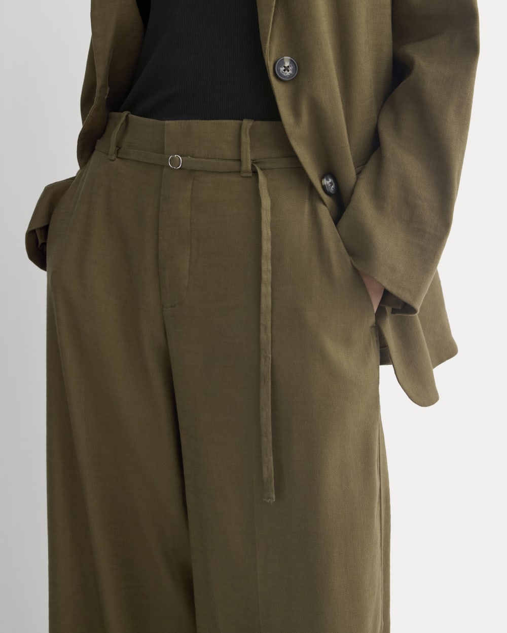 Wide-Leg Belted Pant in Stretch Linen in Beech — detail view