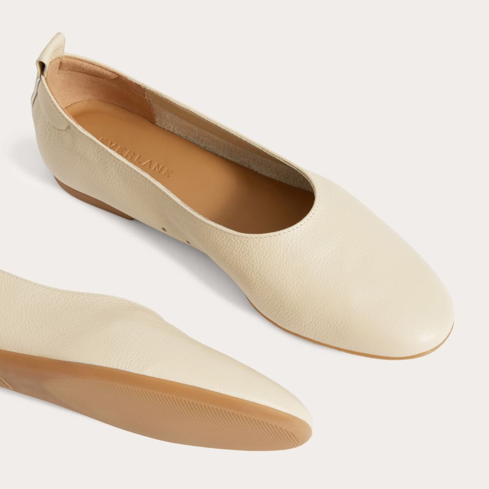 The Day Glove in Narrow Fit in Cream — detail view
