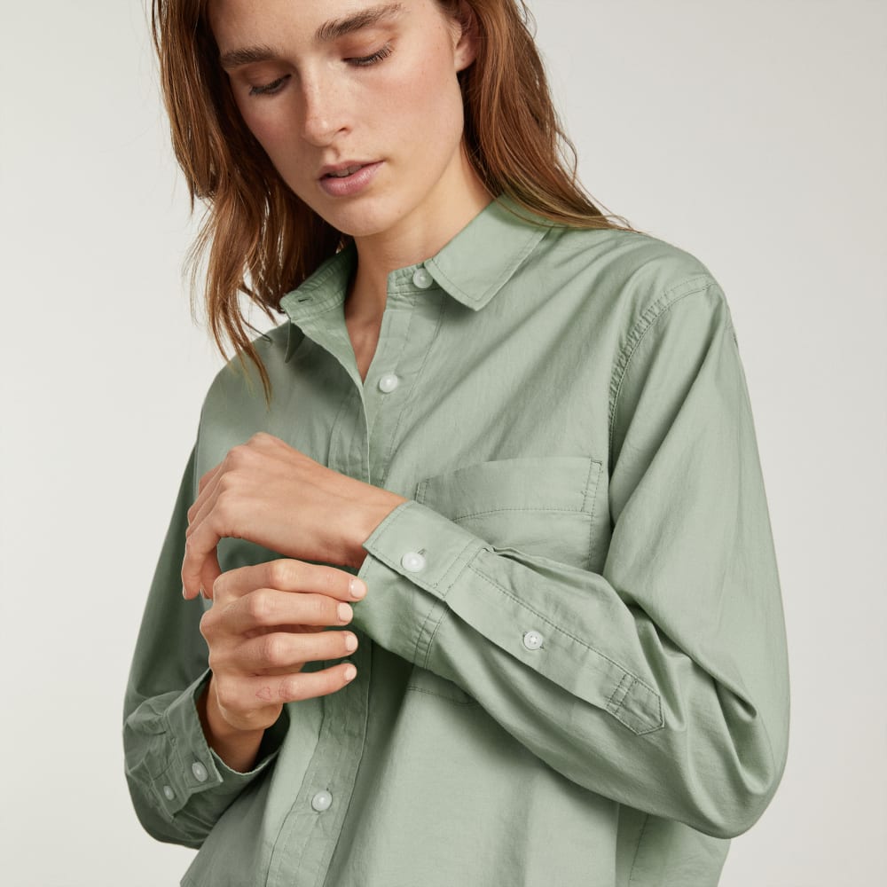 The Way-Short Shirt in Silky Cotton in Laurel — detail view