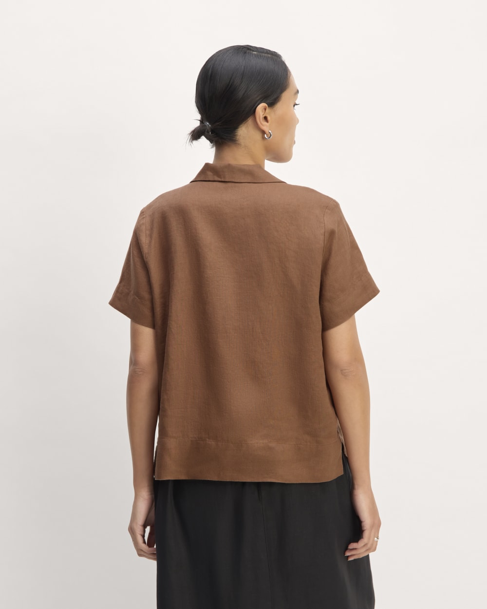 The Notch Shirt in Linen in Carob Brown — detail view