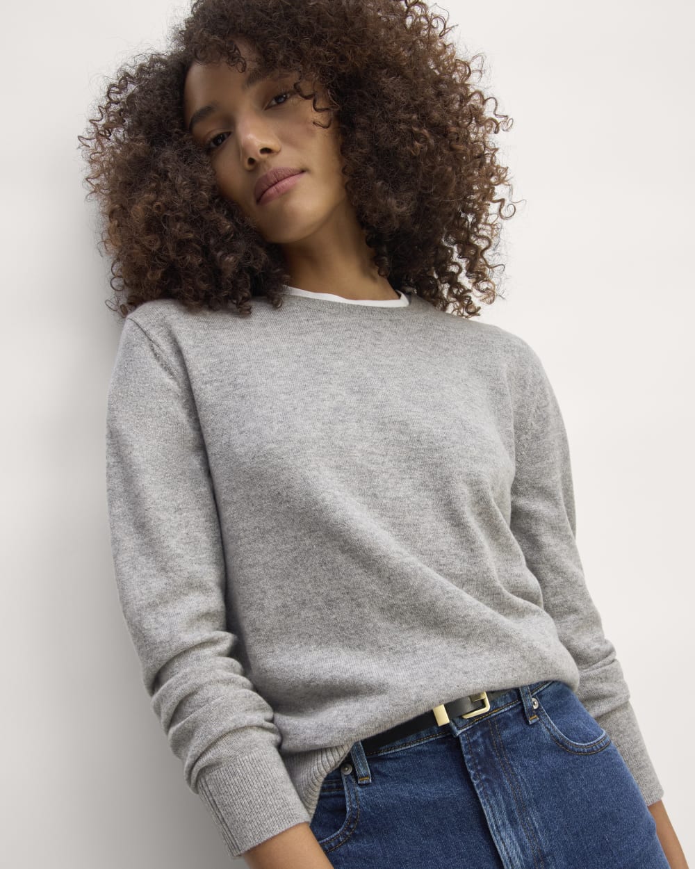 The Classic Crew in Cashmere in Light Heather Grey — detail view