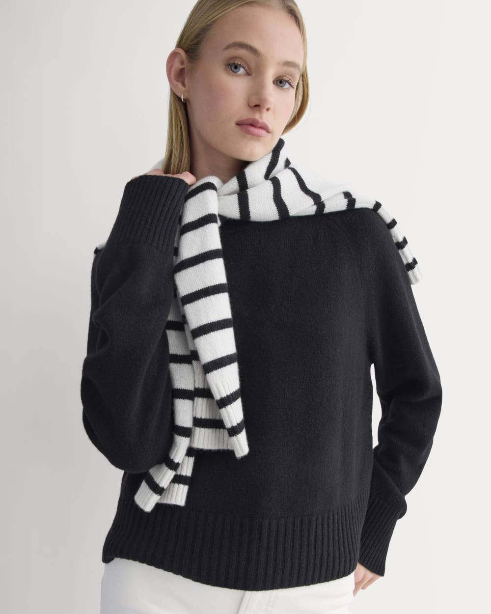 The Boxy Crew in Cashmere in Black — detail view