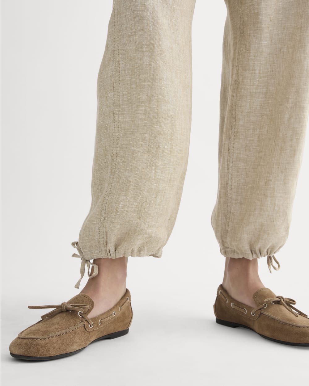 The Cargo Curve Pant in Linen in Cornstalk Chambray — detail view