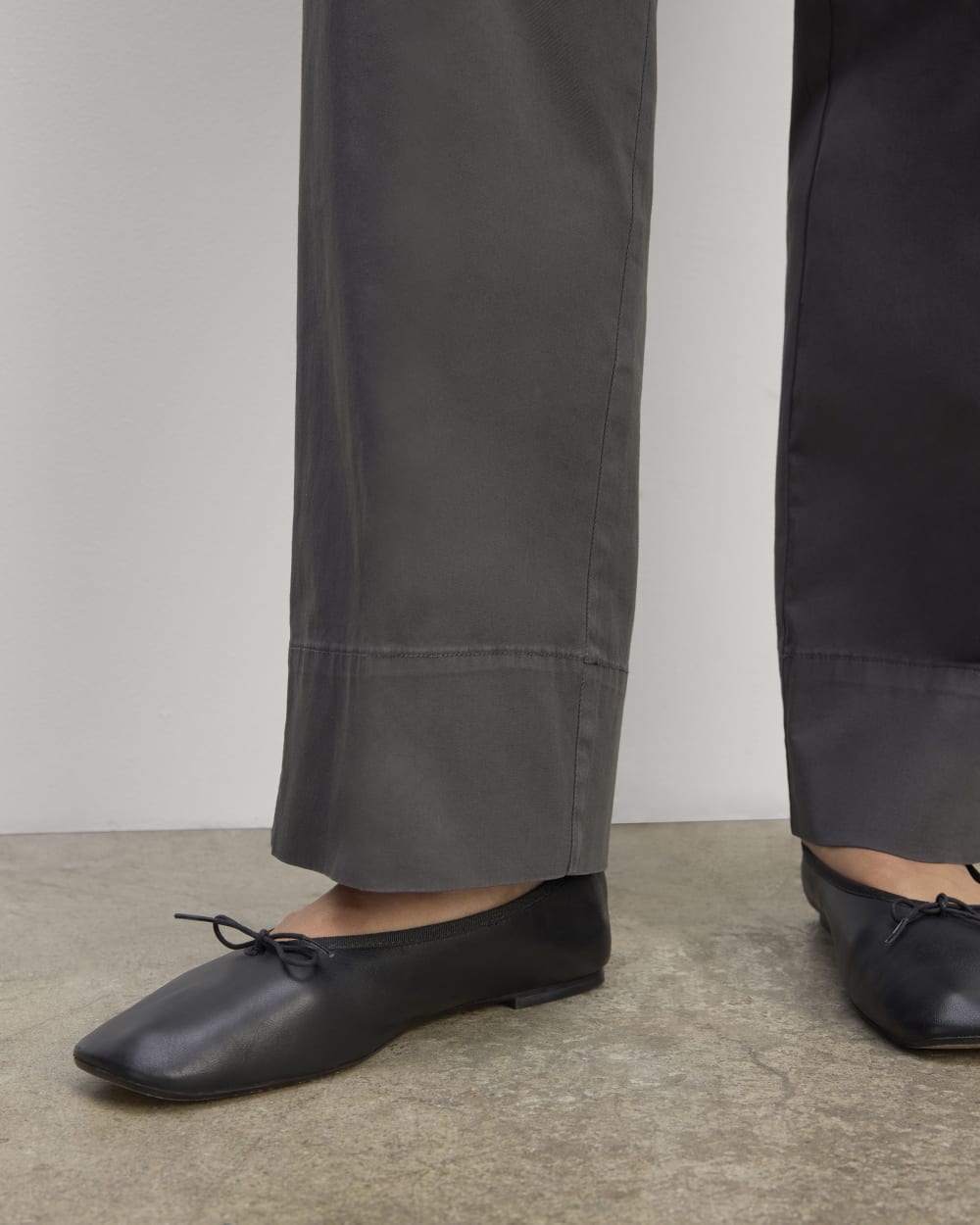 The Easy Pant in Graphite — detail view