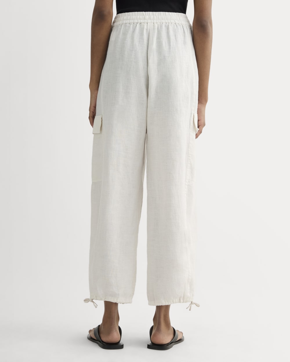 The Cargo Curve Pant in Linen in Natural Chambray — detail view