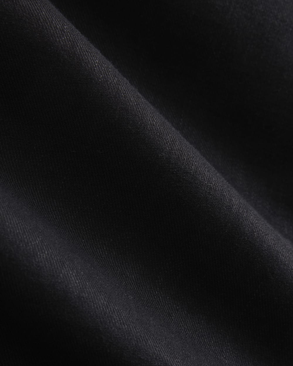 Long Tailored Short in Stretch Linen in Black — detail view
