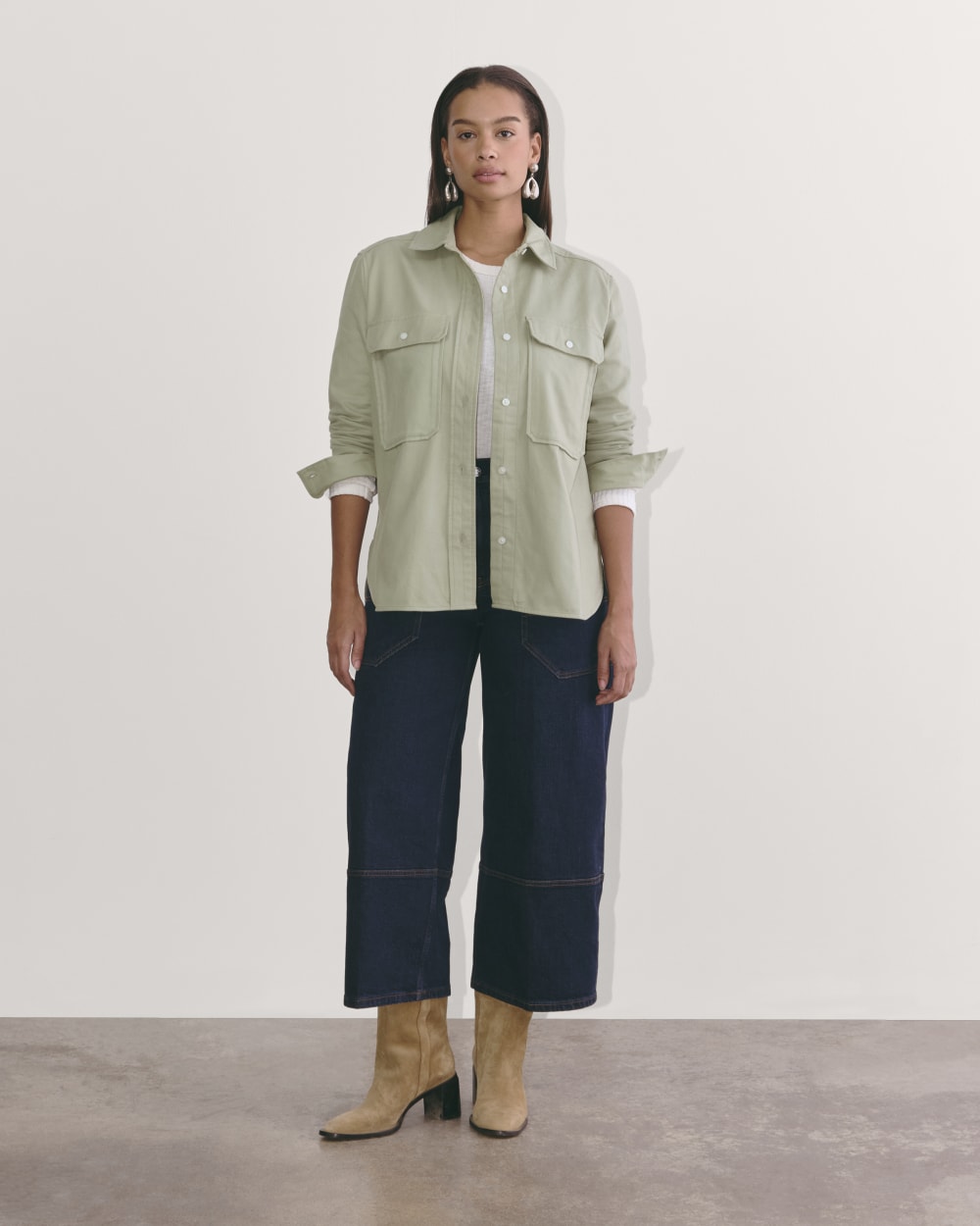 The Boyfriend Shirt in Flannel in Seagrass — detail view