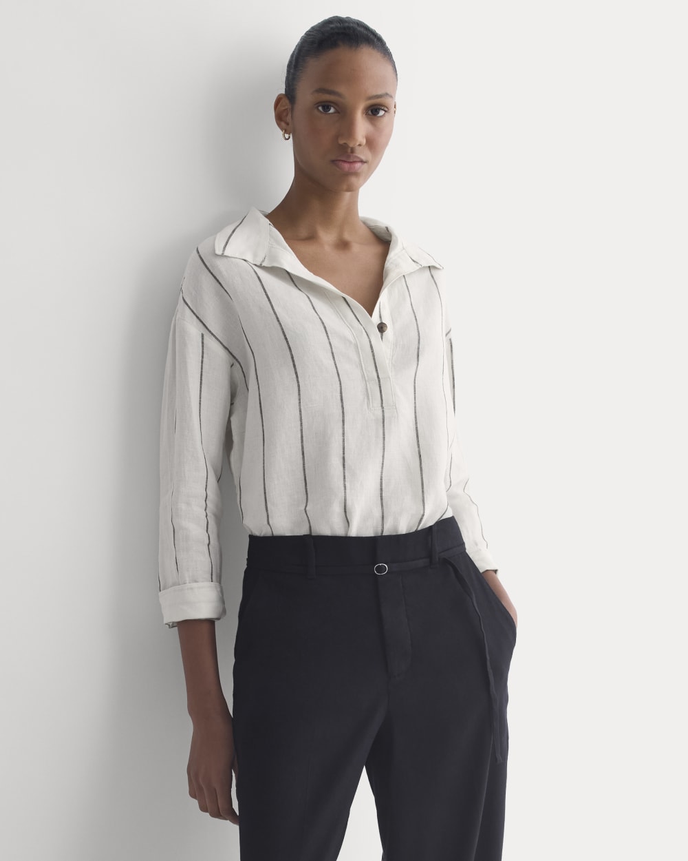 Popover Shirt in Linen in Gardenia/Meteorite — front view
