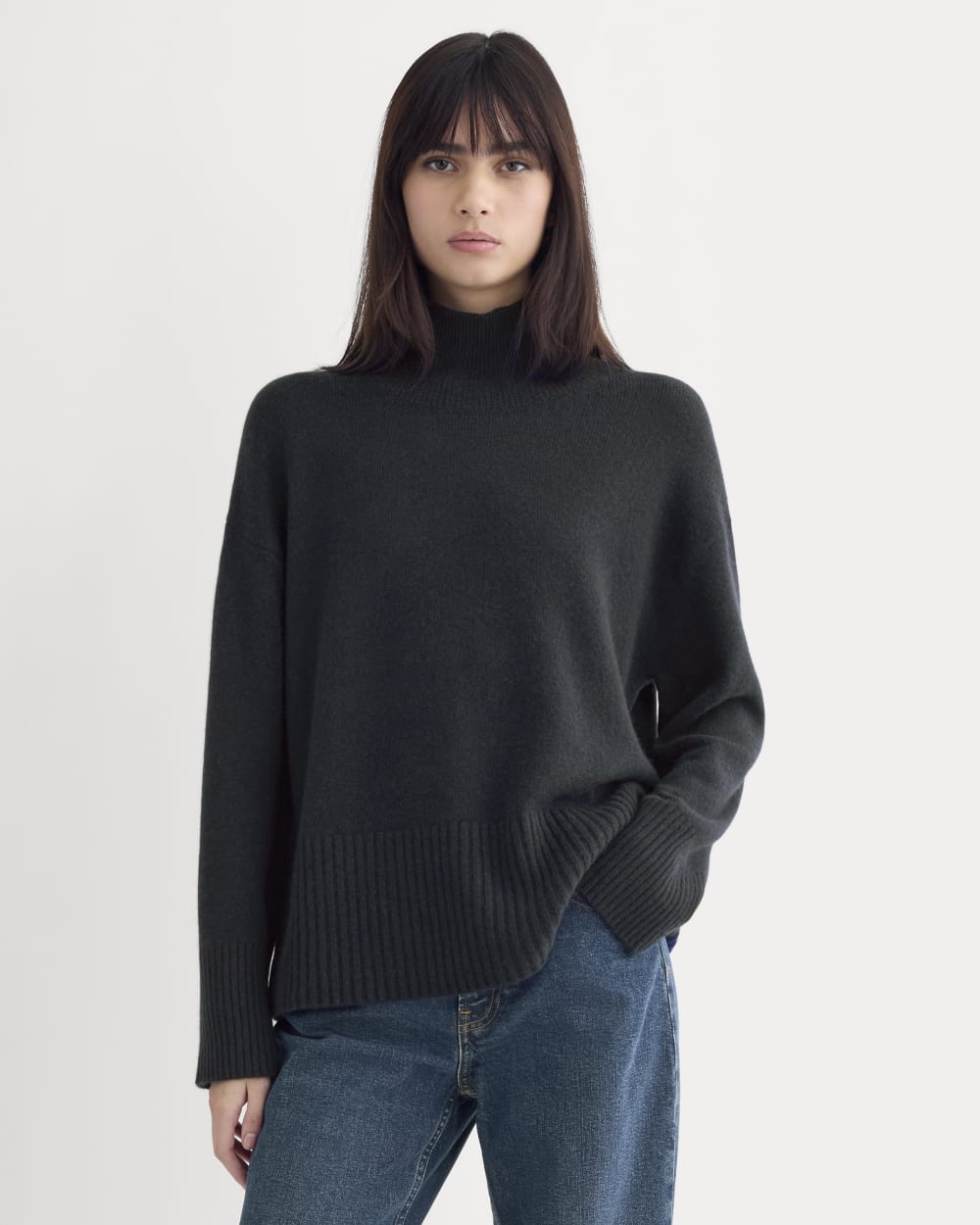 The Boxy Turtleneck in Cashmere in Navy — front view