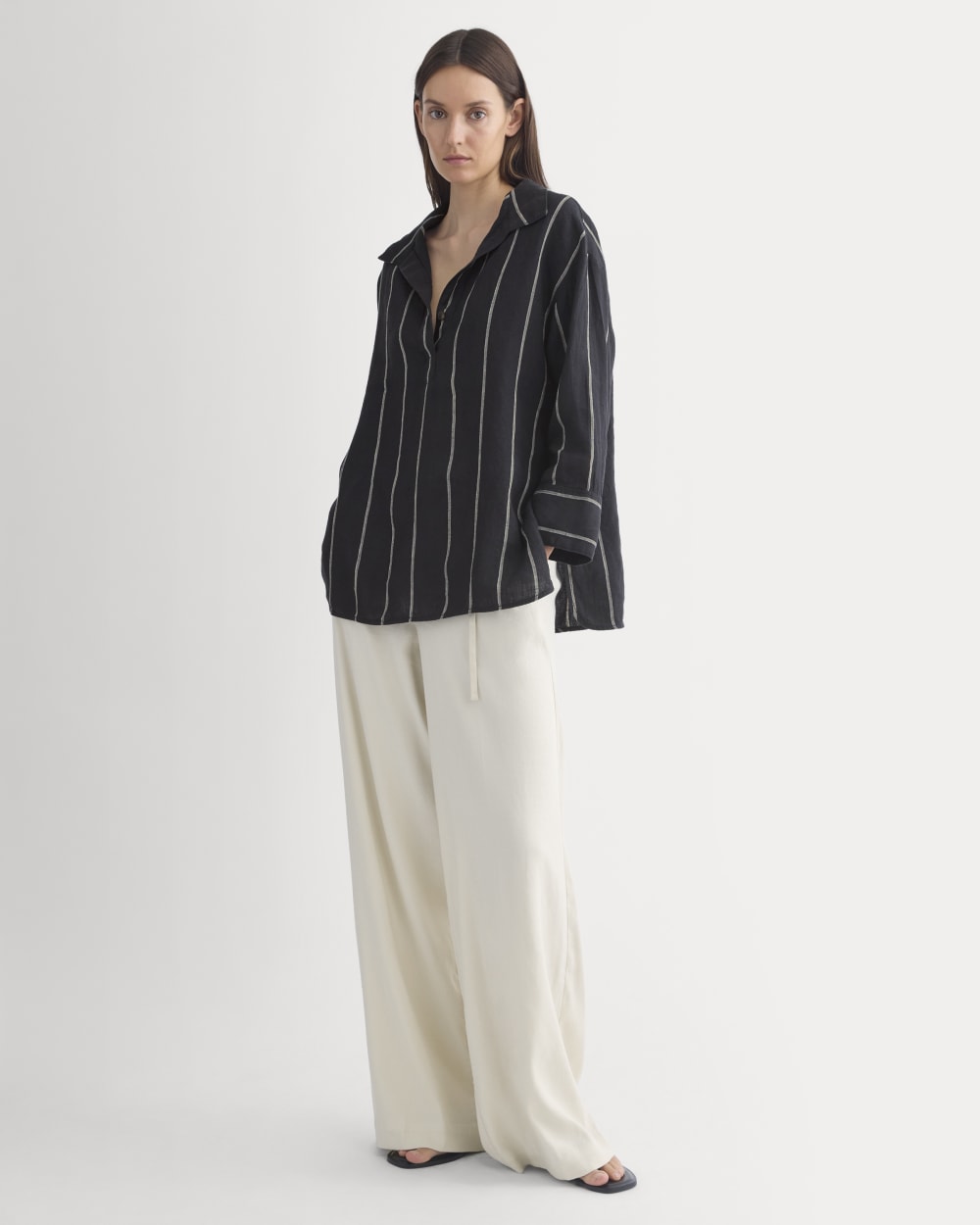Popover Shirt in Linen in Black — detail view