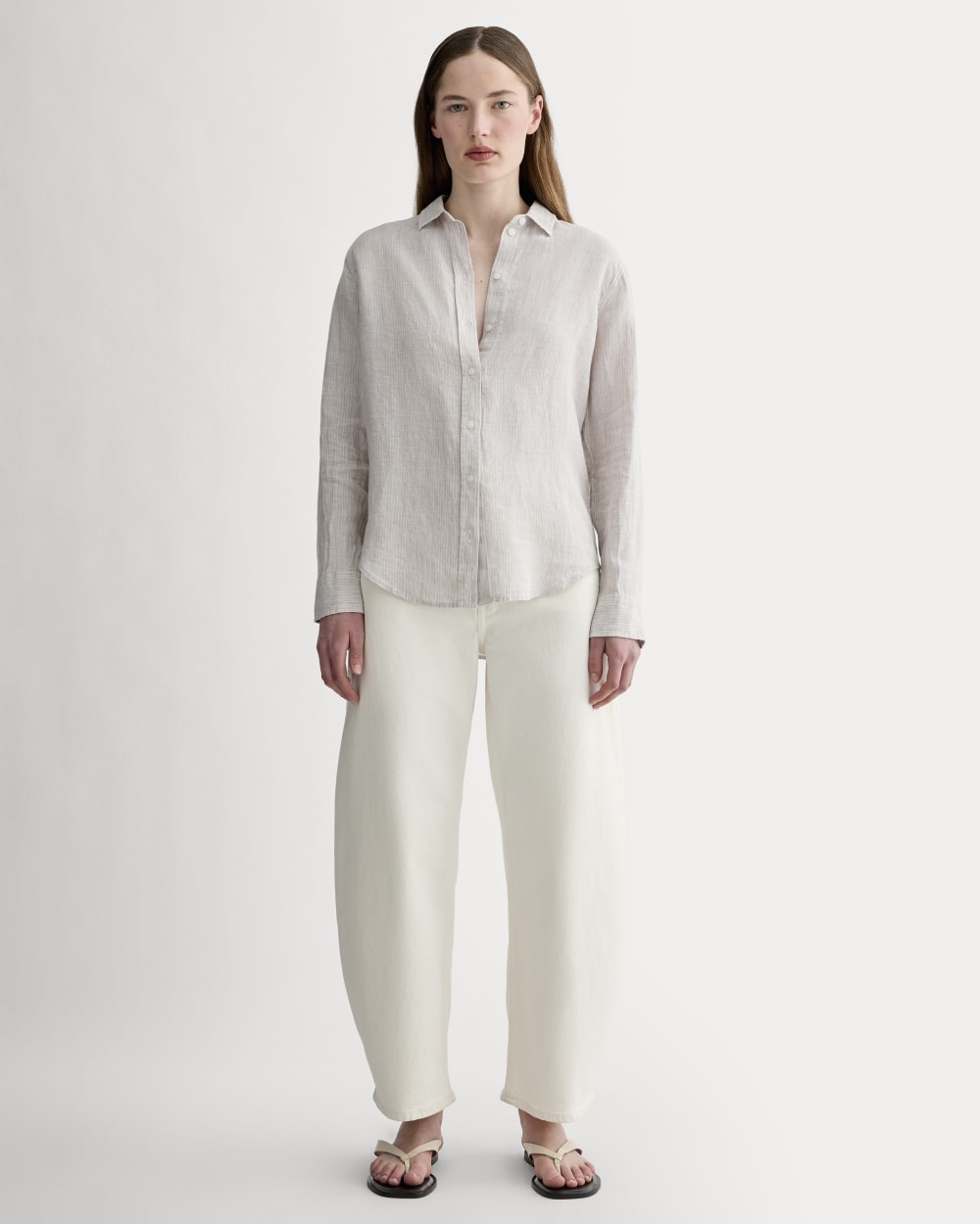 The Must-Have Shirt in Linen in Stone / White — detail view
