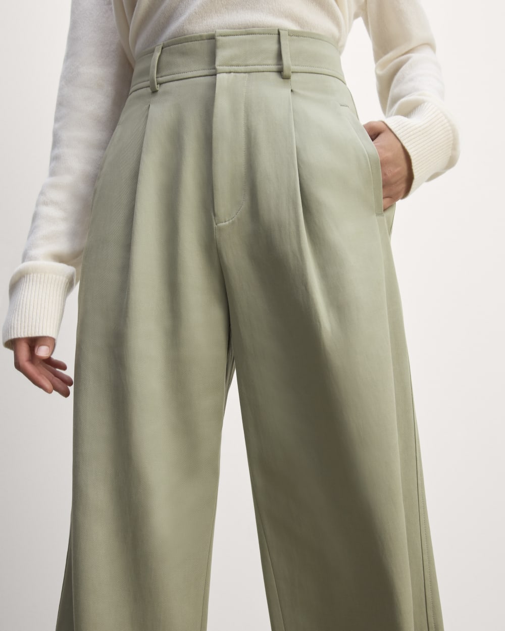The Draper Pleated Pant in Buttersmooth in Seagrass — detail view