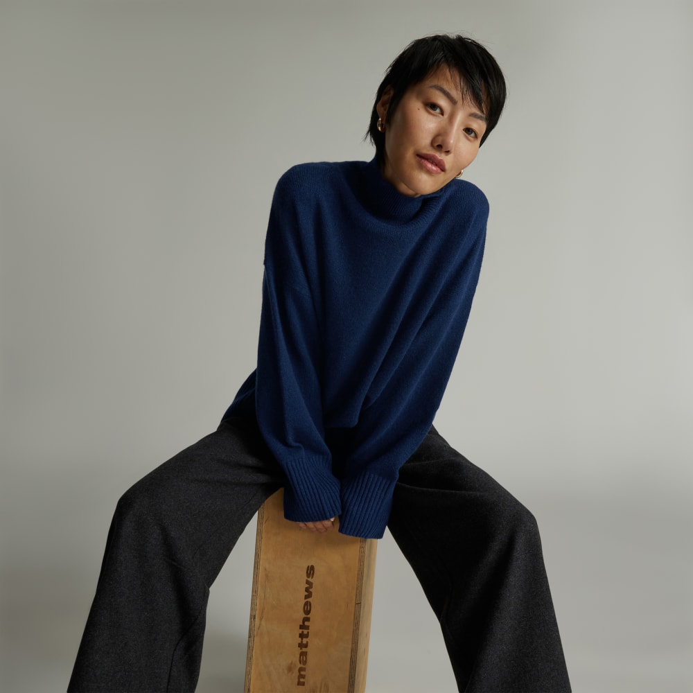 The Cashmere Oversized Turtleneck in Bright Navy — detail view