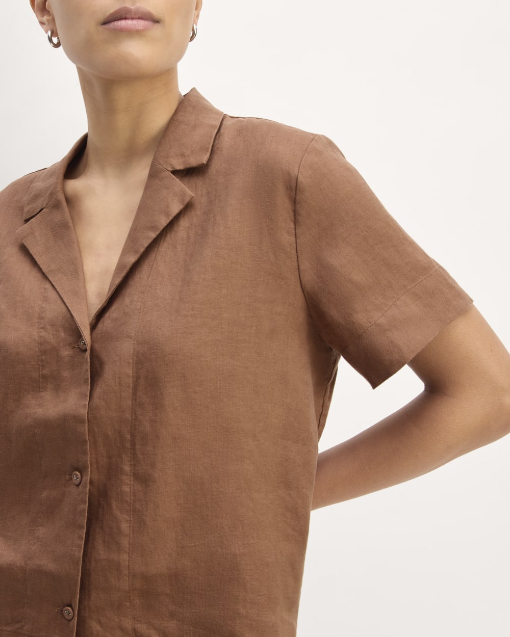 The Notch Shirt in Linen in Carob Brown — detail view