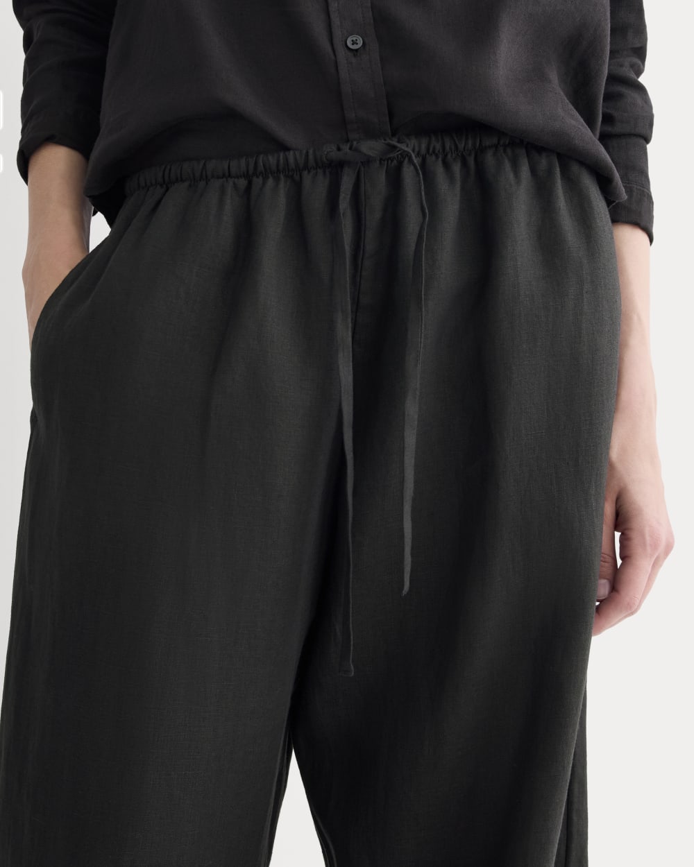 The Drawstring Pant in Linen in Black — detail view