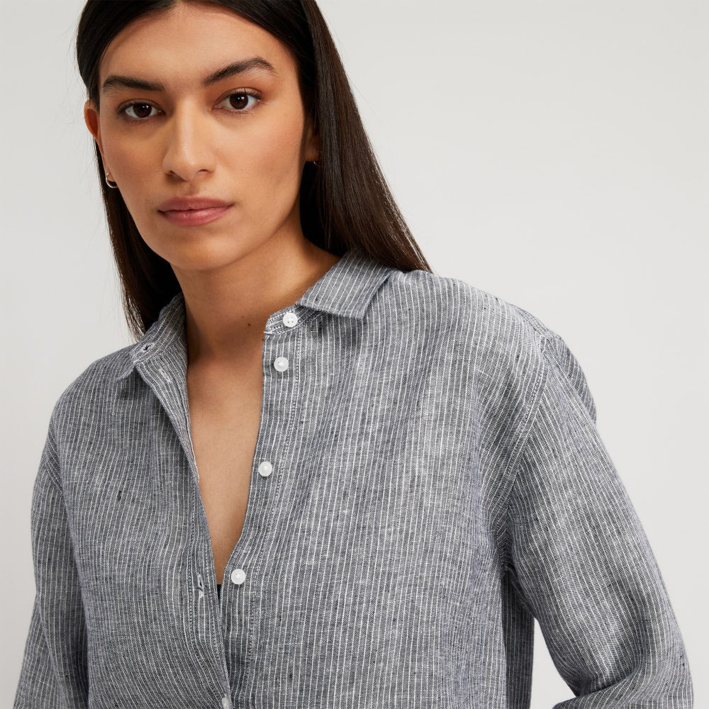 The Must-Have Shirt in Linen in Canvas Tan / Navy — detail view