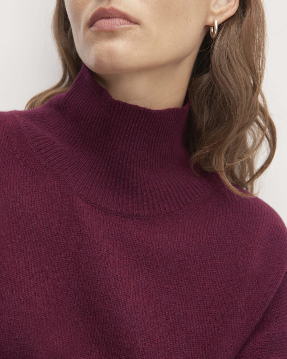 The Cashmere Oversized Turtleneck in Brandy — detail view