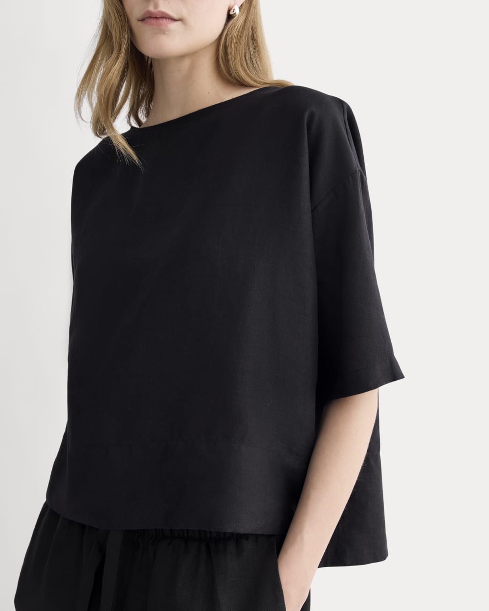 The Boatneck Top in Linen in Black — detail view