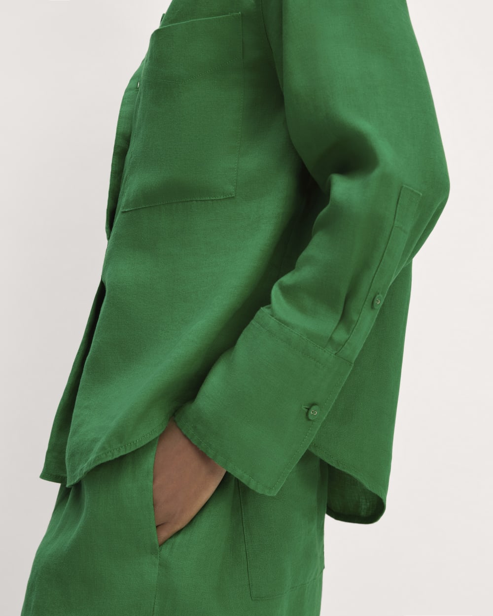 The Popover Shirt in Linen in Grass Green — detail view