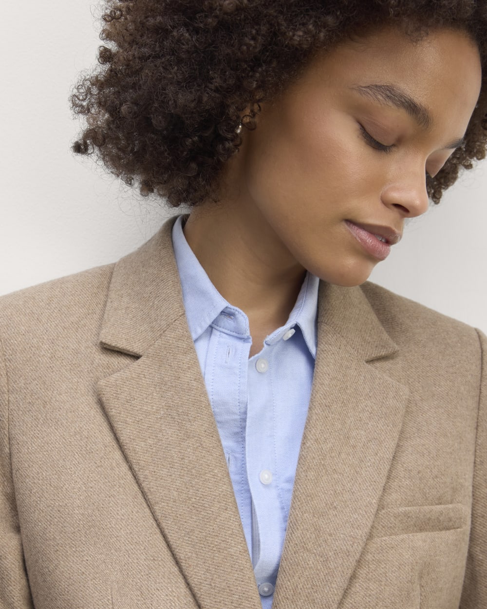 The Oversized Blazer in Wool in Beige Twill — detail view