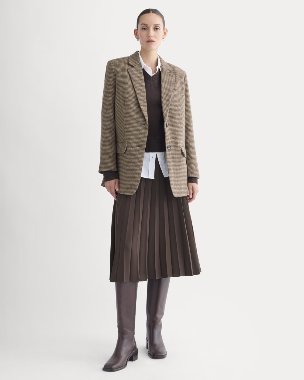 The Oversized Blazer in Wool in Brown Houndstooth — detail view