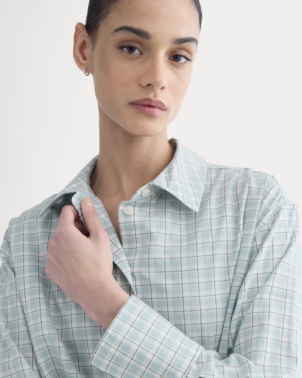Everyday Shirt in Silky Cotton in Gray Mist — detail view