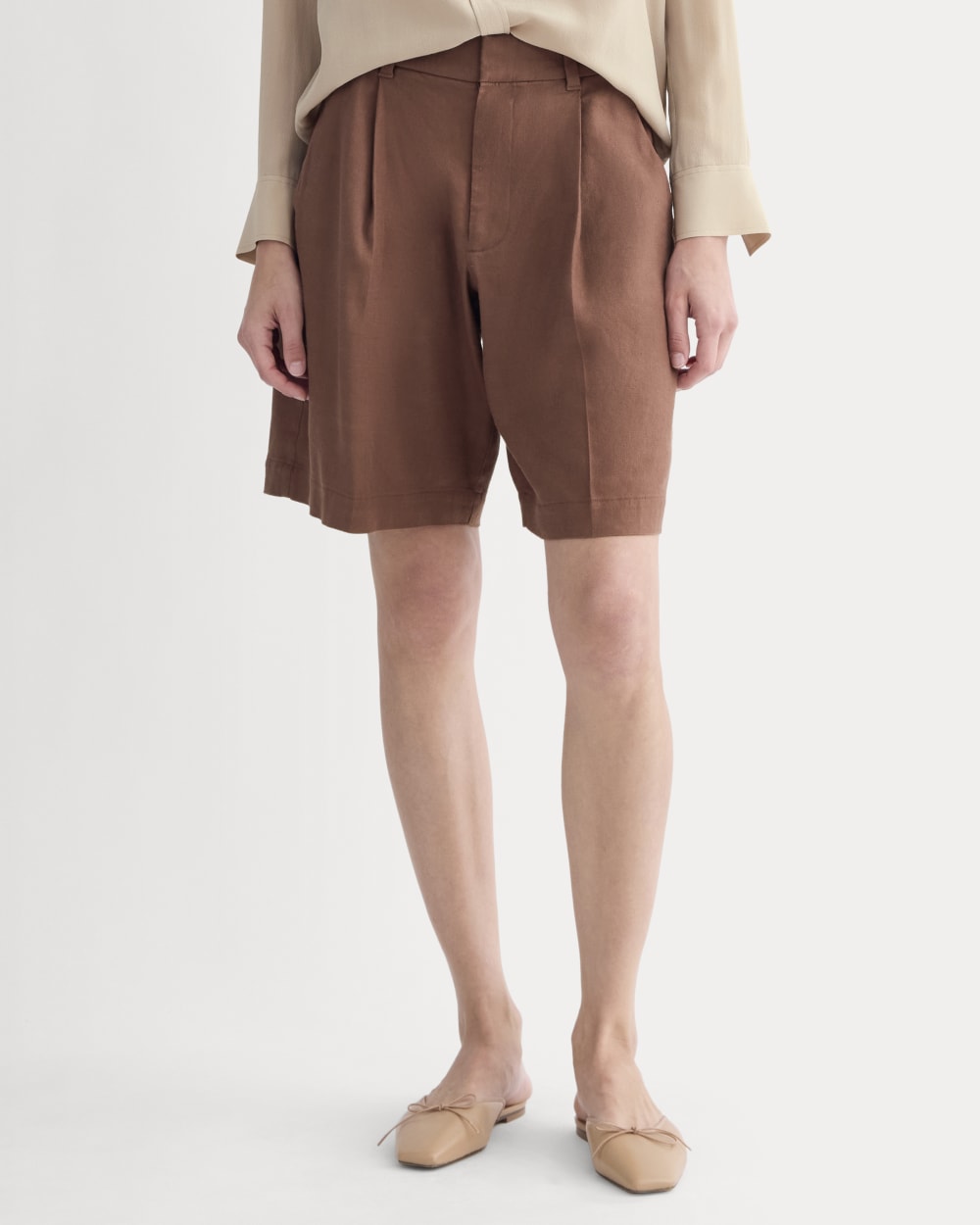 The Pleated Short in Stretch Linen in Cedarwood — detail view