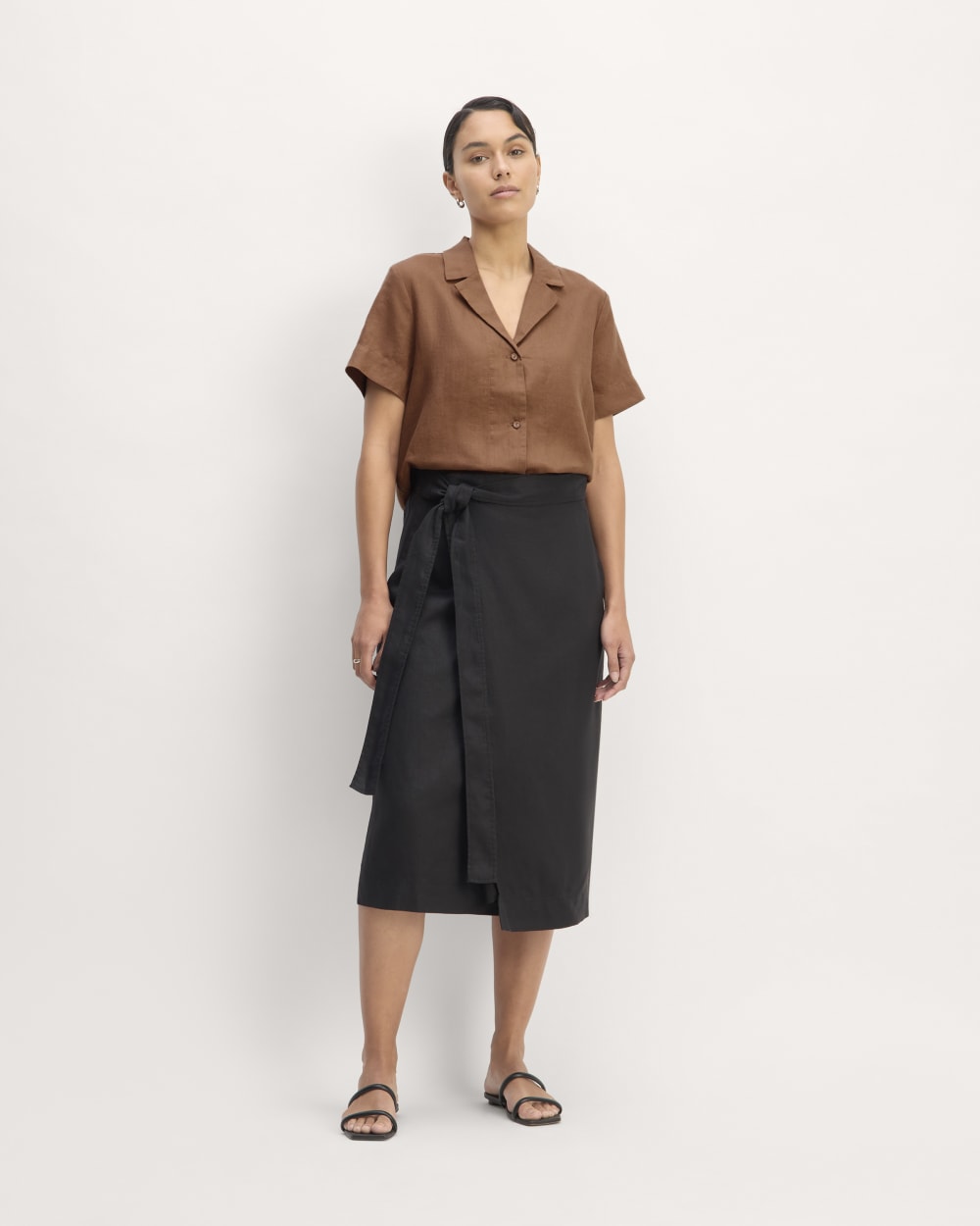 The Notch Shirt in Linen in Carob Brown — detail view