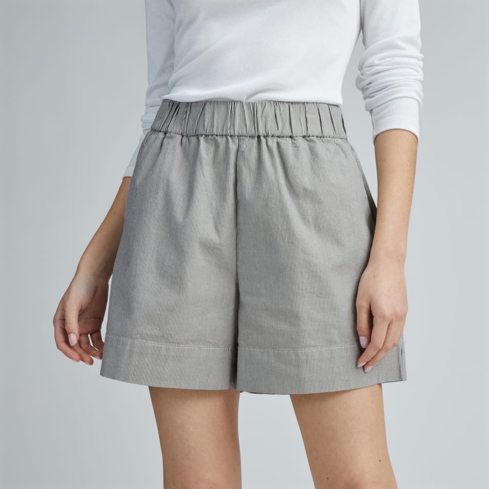 The Easy Short in Canvas Tan / Navy — detail view