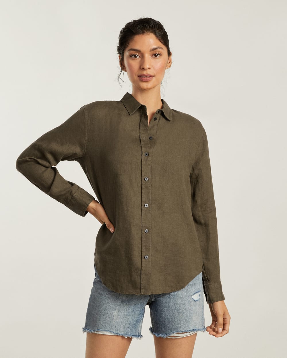 The Must-Have Shirt in Linen in Beech — detail view
