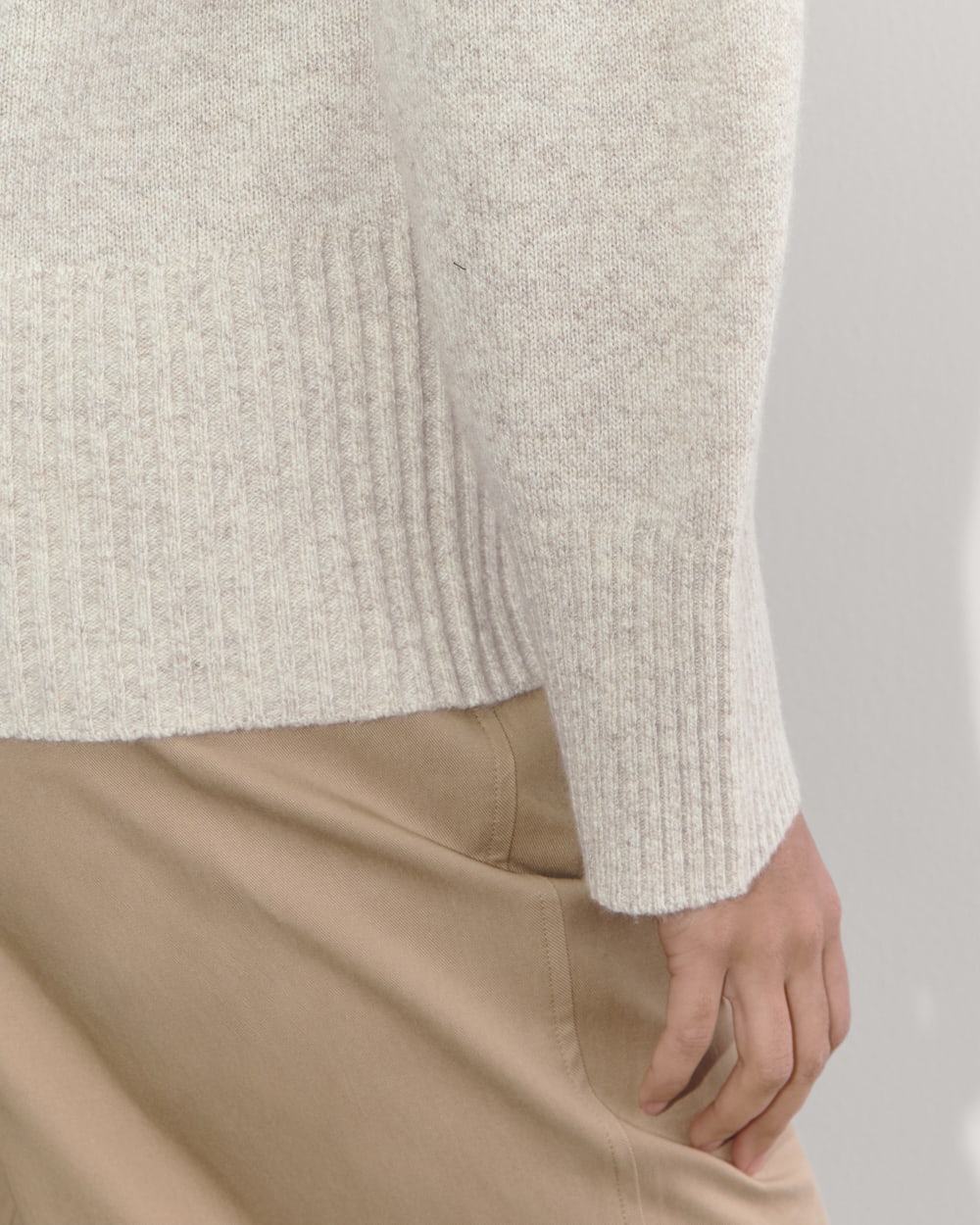 The Boxy Turtleneck in Cashmere in Canvas — detail view